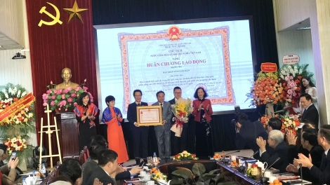 Đồng chí Trương Thị Mai râng rơh kahgĭt 35 năm nar Báo Nhân Dân dŭt pơh ntơm  nar bôk năp 