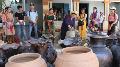 NINH THUAN: LAN AM CAM HAMU TRAOK PABLEI KHANG ANGAOK MANG XA HOI