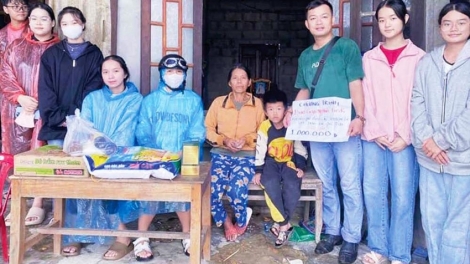 GRĂNG CHA NEH ĐƠƠNG LOOM TA NIH LIÊM ÂNG THẦY GIÁO DZỢ P’NIÊN