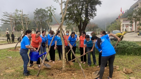 HỘI LHPN CHR’HOONG NAM GIANG K’ĐƯƠI BHRỢ TẾT CHOH N’LOONG