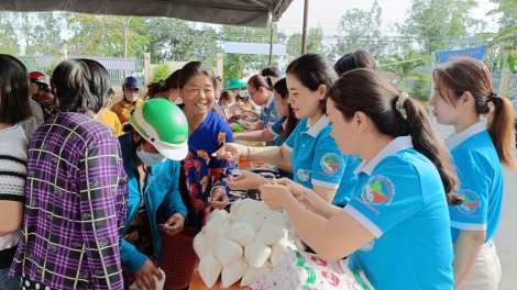 អាងយ៉ាង បុណ្យចូលឆ្នាំកងទ័ព និងប្រជាជនពោពេញដោយភ័កក្ដីភាព។