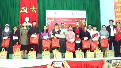 Agribank đhị Nam Giang (Quảng Nam) zooi 50 hun pr’hêl tết đoọng ha pr’loọng đong đharựt coh chr’val Tà Pơơ