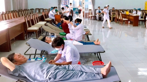 Bệnh viện Đa khoa Quảng Nam đương đơp 100 đơn vị a ham tơợ cán bộ, y bác sĩ