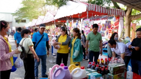 ត្រាវិញបុណ្យចូលឆ្នាំជួបជុំ និទាឃរដូវចែករំលែកជាមួយកម្មករ ពលករ។