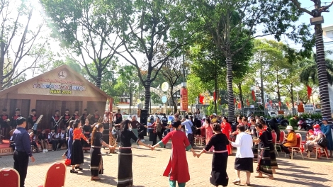 Dak Lak: Kơdrâm phiu ro mâu tơdroăng khôi túa lĕm tro ngê̆ thuât koh rơnó Hơngui Giáp Thìn