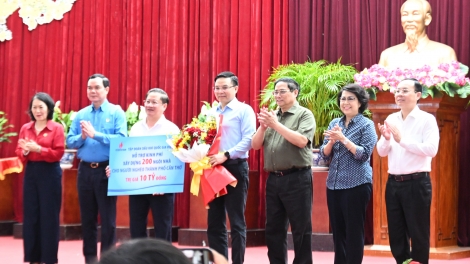 Khua knŭk kna Phạm Minh Chính nao čuă mđup brei hnư mnơ̆ng tết gŏ sang knŭk kna dlăng ba, gŏ sang ƀun, phung ngă bruă ti Cần Thơ 