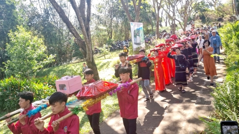 Càr Dăk Lăk bơyai lơh uă broă lơh niam chài, lơh chờ bồ nam pa