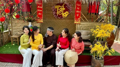 ភ្ញៀវទេសចរណ៍ចាប់អារម្មណ៍ជាមួយផលិតផលទេសចរណ៍បុណ្យចូលឆ្នាំថ្មីវៀតណាម ២០២៤ របស់ទីក្រុងកឹងធើ។