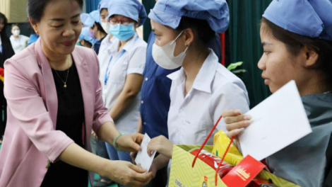 Phó Chủ nhiệm Ủy ban xã hội âng Quốc hội Nguyễn Thị Kim Thuý cher đoọng pr’hêl Tết ha đoàn viên, manứih pa bhrợ lưm tr’mung zr’nắh k’đhạp