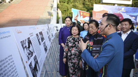 Rơtế tơ’noăng mơ’no tung um tiô troăng hyôh măng “Ti tăng plĕng 70 hơnăm Ƀlêi trâng Điện Biên Phủ”