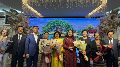 Groi kruanh dak Võ Thị Ánh Xuân mâp măt ăp bu ur Đại sứ ta Việt Nam