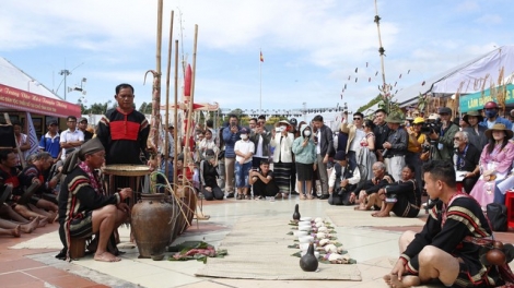 Tàm boh bơr mờ cau kra ƀòn bè sền gàr niam chài kòn cau Rơđê dê