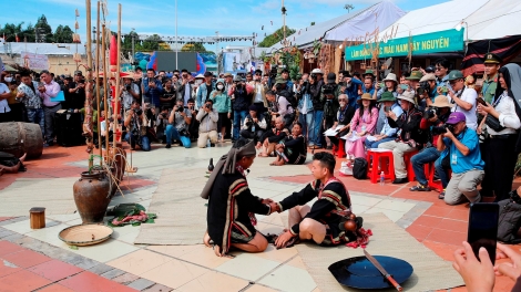 Tơpui tơno ƀă krâ pơlê ‘na rak vế túa lĕm tro dêi mơngế Rơđế