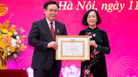 Kơdră chĕp pơgơ̆r Kuôk hô̆i Vương Đình Huệ sơng iŏk Huy hiệu 40 sơnăm jang Đảng