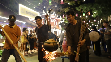 Rlau 400 phan sa, dà hùc tus bal dơ̆ lơh chờ phan ñô sa tàm ƀòn dờng Hồ Chí Minh 