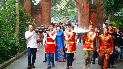 Dâng bánh chưng, bánh giầy lên các Vua Hùng