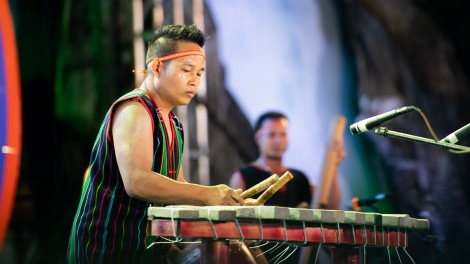 Bơnhàr kòn (Dạy con gái)