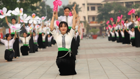 2.200 ‘nu hŏk tro, sinh viên Điện Biên vang akŏm lơ̆m tơdrong hơxoang tơ̆ trong glung