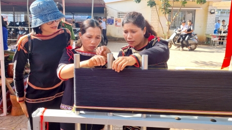 Tơƀrê dêi tơdroăng hnê cheăng pêi ăm mâu ngế pêi cheăng a thôn pơlê a Dak Lak