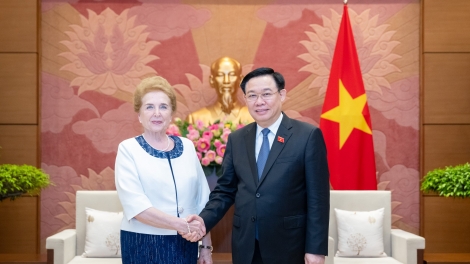 Kruanh Quốc hội Vương Đình Huệ wơt Groi Kruanh bôk năp Quốc hội Hungary 