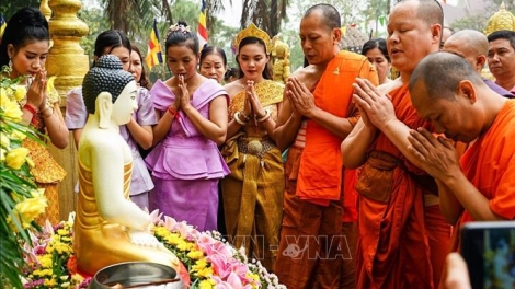 Khua dêh čar pơpŭ hơ-ơč djuai ania Khmer ƀrô bơyan čơkă Tết Chôl Chnăm Thmây