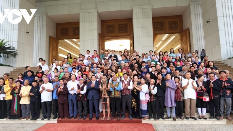 THỦ TƯỚNG PHẠM MINH CHÍNH LƯM APÊÊ T’COOH BHƯƠL, TRƯỞNG CR’NOON, NGHỆ NHÂN, MA NUYH BẤC NGAI CHĂP 