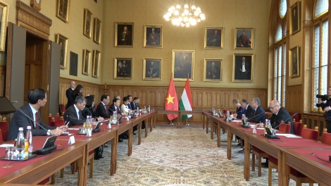 Kơ-iăng khua git gai pơ ala mơnuih ƀôn sang ơi Trần Quang Phương nao mă tơngan Khua git gai pơ ala mơnuih ƀôn sang dêh čar Hungary