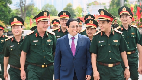 Thủ tướng Cíñ phủ ồng Phạm Minh Chính lòt còp Ƀinh đoàn 12