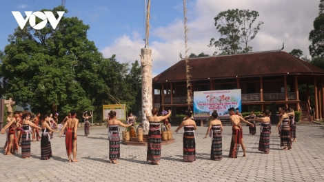 ILAMU SIAM GHEIH DI NGAK ADAT TẤC KA COONG DI BHAP BINI CƠ TU- A LƯỚI