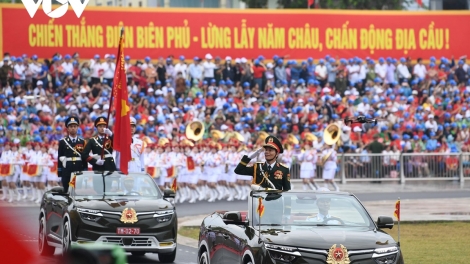 Ƀư nkah gĭt, diễu binh, diễu hành 70 năm Lơh dơi ta Điện Biên Phủ dŭt têh 