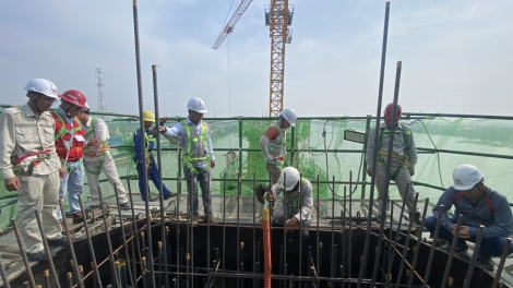 កម្មករ កម្មការិនីរួសរាន់សាងសង់ស្ពាន Rạch Miễu 2