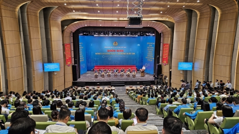 Thủ tướng Teh đak Phạm Minh Chính vang năm Hop akŏm “Pơm hơtŏk jơnei bơ̆jang kơ teh đak sơnăm 2024”.