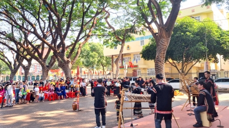 Tơmối troh ôm hyô a mâu kong pơlê Tây Nguyên tâk hên ó tung roh pơtê leh 30/4 ƀă 1/5