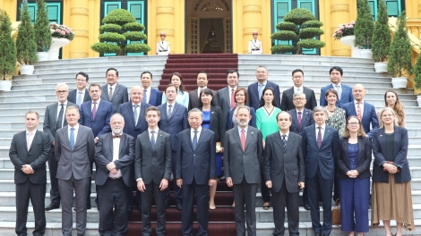 Pôa Tô Lâm, Kăn xiâm hnê ngăn tơnêi têa tơdah Kăn teăng mâ dêi châu Âu ƀă mâu kong têa ối tung khu