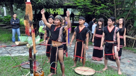 Vi yông ‘nhă kơ ba (Họ mời mình đến)