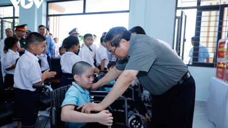 Thủ tướng Phạm Minh Chính năm ngôi păng hơpăh tơmam ăn đe hơioh, bơngai jo jăn tơ̆ Anih bơ̆ jang ăn tơpôl kơ dêh char Quảng Bình