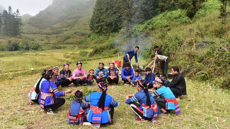 Lễ cúng rừng người Phù Lá ở Lùng Phình