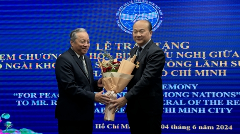 Nkuăl ƀon têh Hồ Chí Minh pă Kỷ niệm chương an Tổng lãnh sự Singapore.