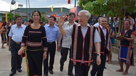 Ƀok Tổng bí thư Nguyễn Phú Trọng – Kơdră pơgơ̆r gơh hơgei lơ̆m tơdrong jang joh ayŏ 