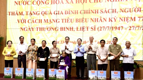 Kruanh Quốc hội Trần Thanh Mẫn khâl ndrel pah kan đah Quân khu 9