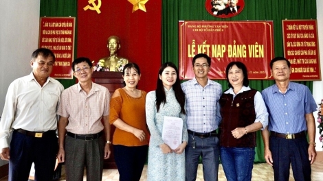 Atŏk tơ iung đảng viên sơnăm mơlôh tơ̆ mĭnh hơnih đảng ƀô̆ tơring