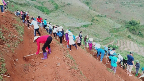 Krêp dêh bah trong ntĭt leo “Nar kêng dŭt pơh ndrel ƀon lan" ta Mù Cang Chải