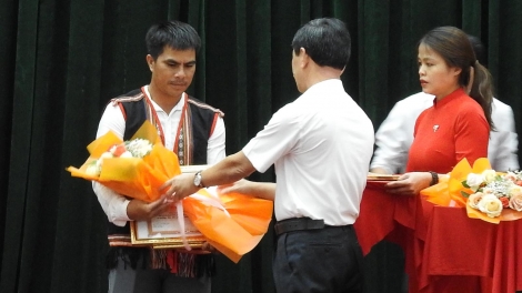 Ntĭm nti ndrel ƀư tĭng Wa Hồ, đảng viên tâm Kon Tum kơl an ƀon lan rgâl nau mĭn, nau kan