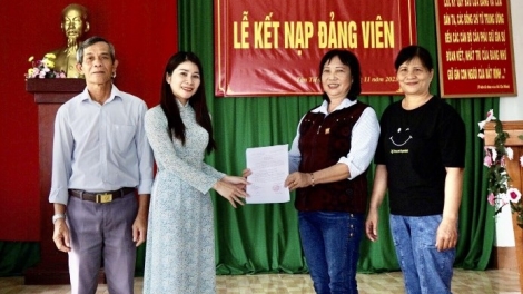 Mâu tơdroăng hmâ pêi cheăng tơ’mot mơngế mot đảng viên tung mâu hơnăm ối nếo a mâu đảng ƀô̆ a  cheăm tơring