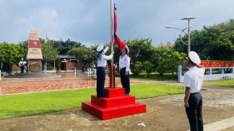 Các đảo, nhà giàn DK1, tàu trực trên biển treo cờ rủ tưởng nhớ Tổng Bí thư Nguyễn Phú Trọng