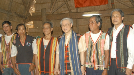 Làng bol, cau ling gùt lơgar kah kơlôi Tổng Ƀí thư ồng Nguyễn Phú Trọng