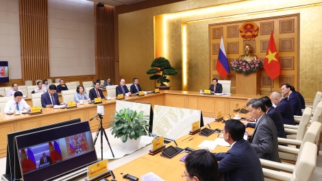 Phó Thủ tướng ồng Trần Hồng Hà pơrjum pờ tơlik tàm internet mờ Phó Thủ tướng lơgar Nga