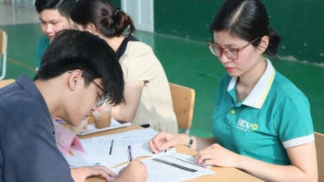 LABAIH 550 RIBAU ANEK SAIH TUT ANGAN TAME BAC DI DOM SANG BAC ĐẠI HỌC