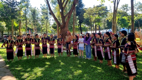 Hơdor pioh tơlơi pơtô mơ̆ng rơgŏm Khua git gai ping gah, djuai ania ƀiă kual Dap kơdư gum pơgôp, djă pioh gru ama grua amĭ djuai ania pô