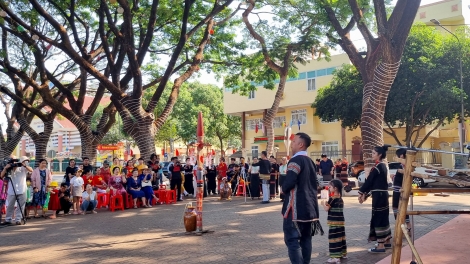 Tơlơi adoh đưm Jeh -Triêng "Plơi ta pơ anăp adih"